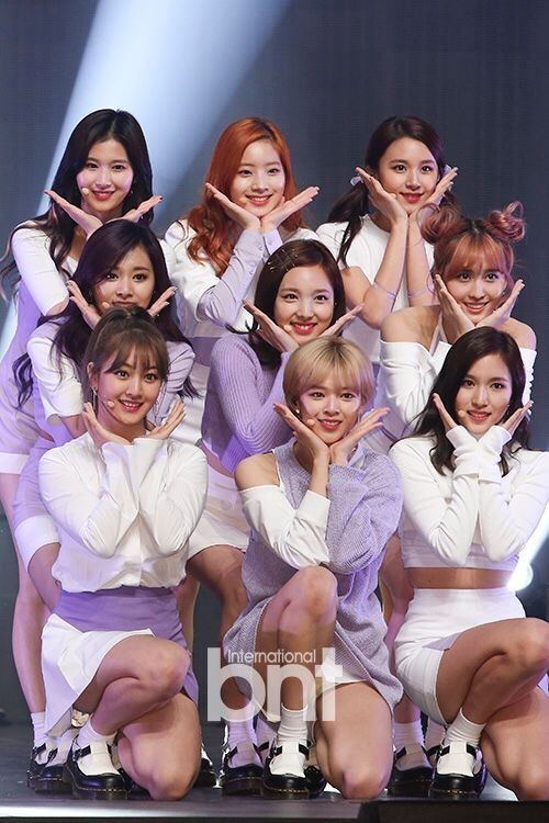 韩国女子组合TWICE在举行迷你三辑的发行纪念活动