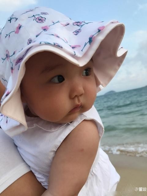 董璇今天带着女儿出来看海了?