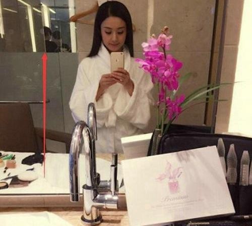 赵丽颖酒店发浴袍自拍，可是镜子那男的是谁？