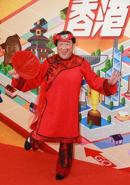 曾志伟这身打扮。辣瞎了谁？