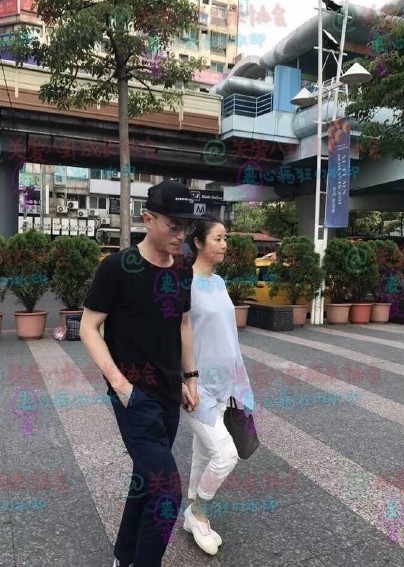 有网友在台北东区街头拍到霍建华和林心如现身街头