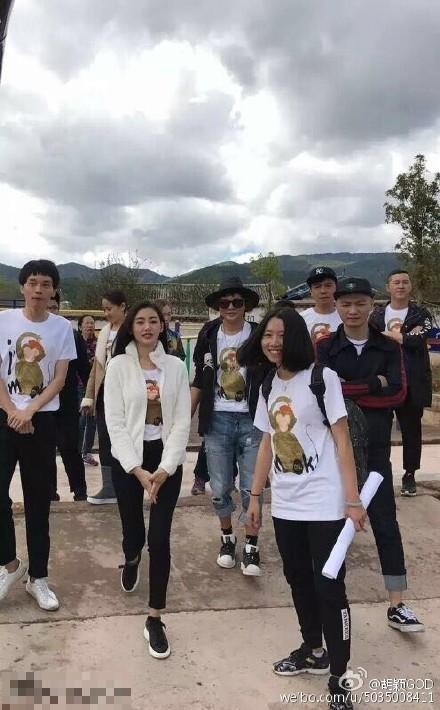 有网友在微博曝出张天爱低调现身云南做公益的路透照