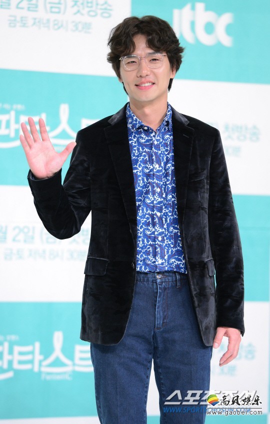 演员金太勋将以主持人的身份加盟综艺节目《生存战争维他命》