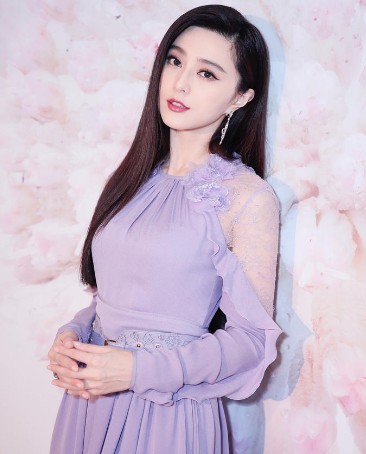 范冰冰为什么坚持不露手臂，连游泳都要穿长袖？