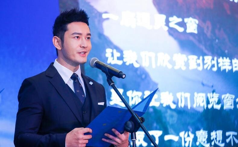 黄晓明入学商学院和同期学员玩起了自拍？