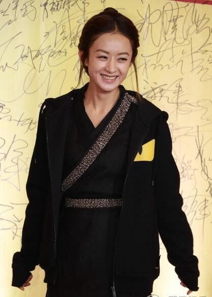 赵丽颖是穿着戏服上台颁奖了？