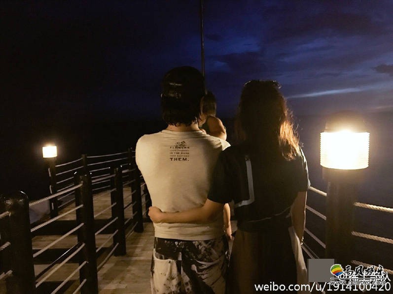 章子怡晒出一组与汪峰带着女儿醒醒去海边游玩的美照