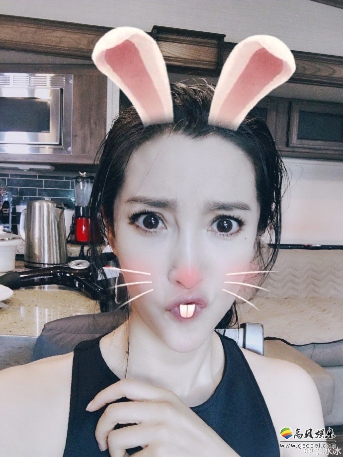 万圣节当天，李冰冰微博晒出一组万圣节搞怪自拍