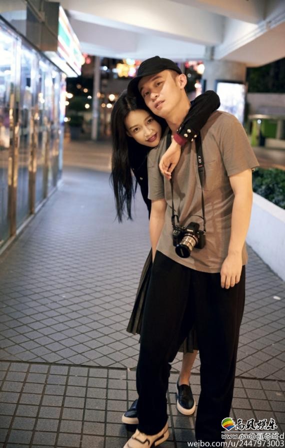 近日有网友晒出在飞机上偶遇董子健和孙怡的照片