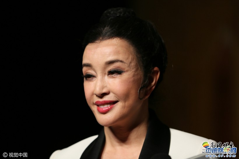 刘晓庆着白色修身礼服套装配黑蕾丝潮味内衫亮相身材苗条上围傲人