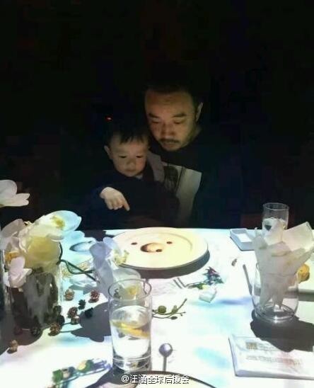 汪涵带小沐沐用餐被曝光了？