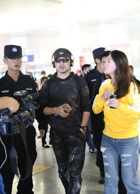 人到中年汪峰发福了？将军肚都出来了？