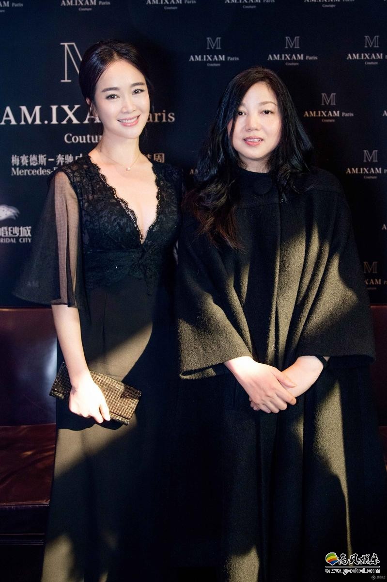 北京时装周，左小青获量身定制深V礼服？