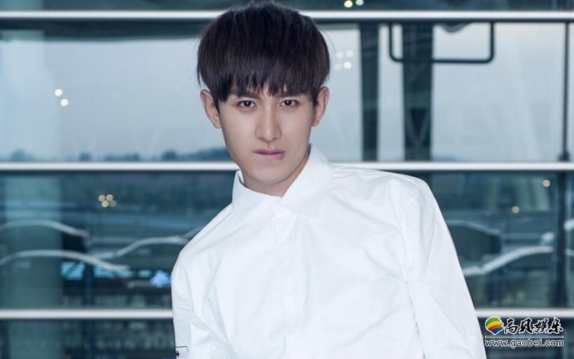 纯白俨然成毅电眼咬唇魅力十足吧？