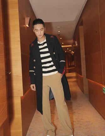 蒋劲夫现身上海出席活动，合约案竞不影响心情？