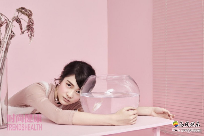 新生小花张雪迎为《时尚健康》拍摄一组时尚画报，粉粉的惹人爱？