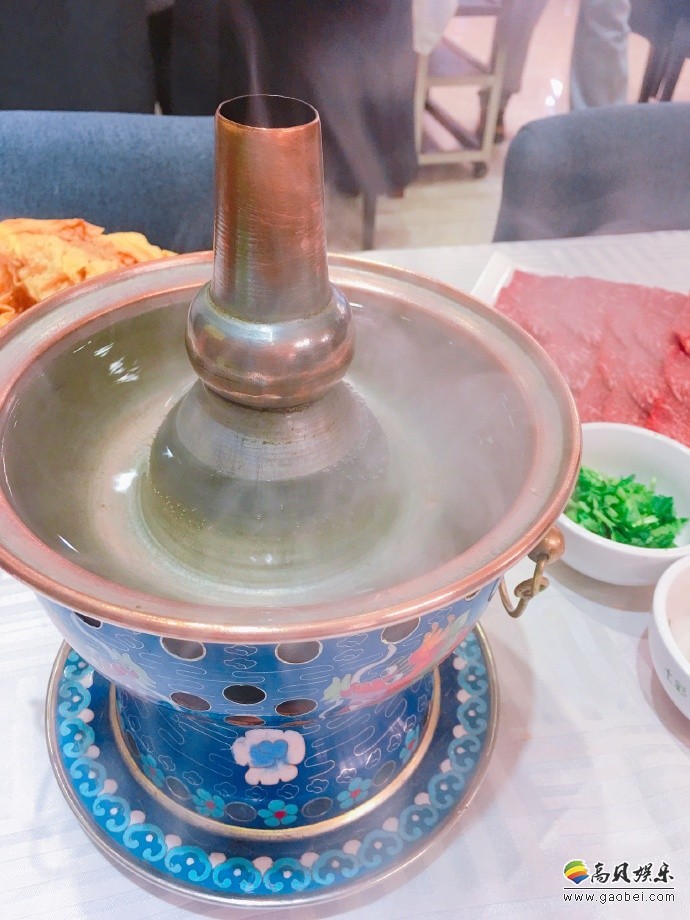 吃货张含韵发微博，说道：天冷吃顿火锅涮肉庆祝一下！