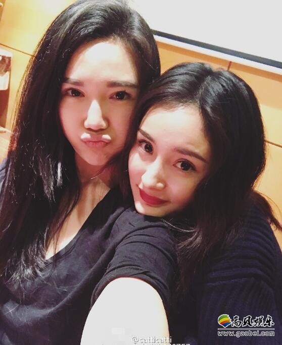 杨幂和好友玩起了自拍？