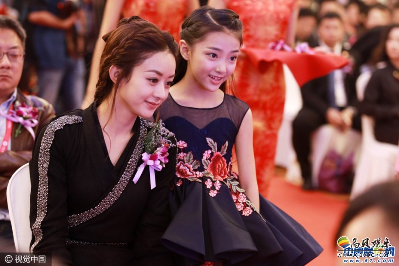 赵丽颖出席活动与“小白娘子”合影