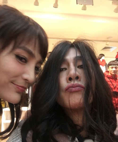 陈小春在11月3日深夜晒出一组女装扮相的照片