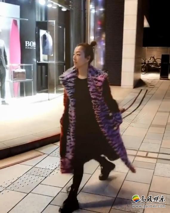 许志安和Sammi在日航柜台办理登机手续，一起去日本旅行