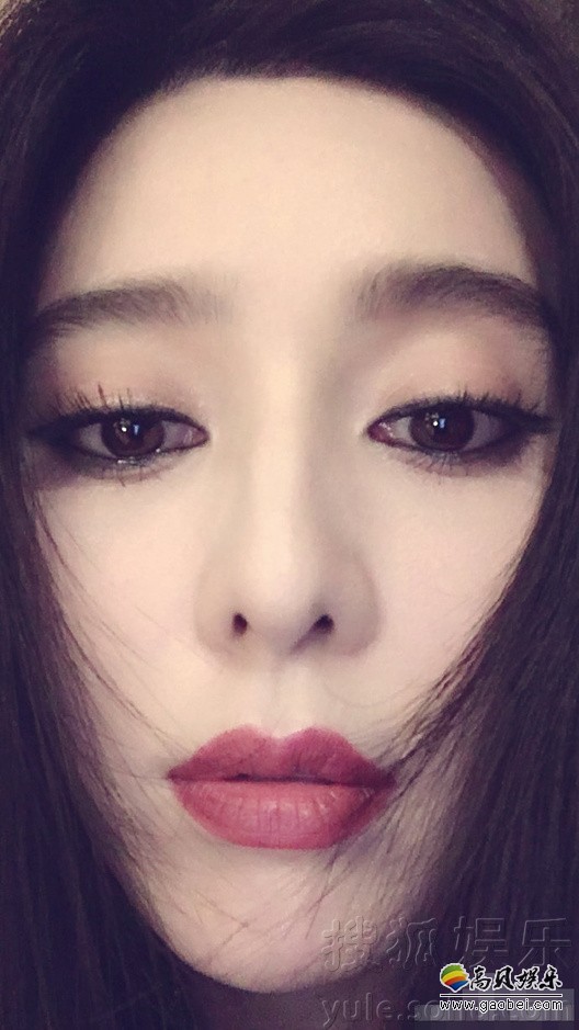 11月3日参加完活动的范冰冰收工后玩起浴室自拍