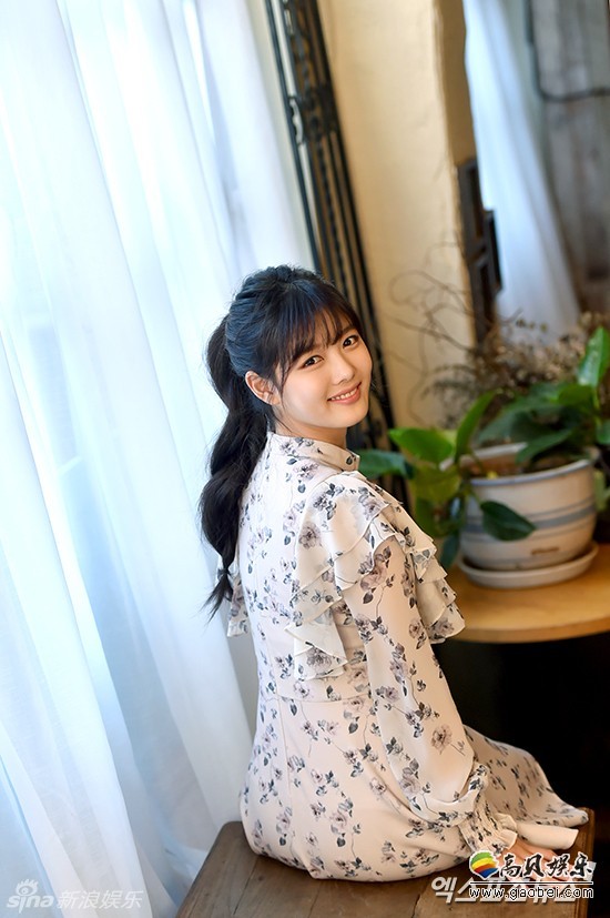 韩国女演员金裕贞拍摄写真前接受Xportsnews访问并拍摄一组写真