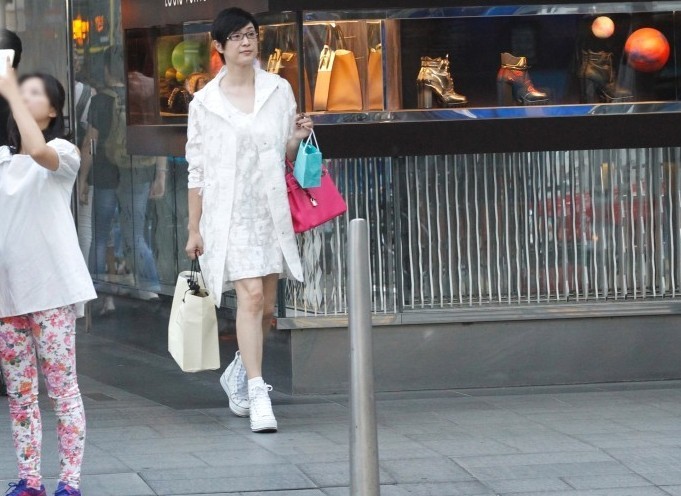 香港小姐冠军的陈法蓉独自逛街了？