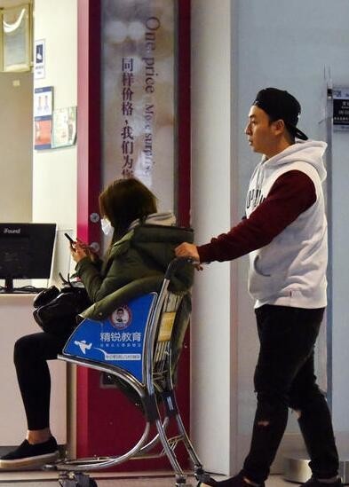 释小龙倍儿贴心推累的女友坐“童车”了？