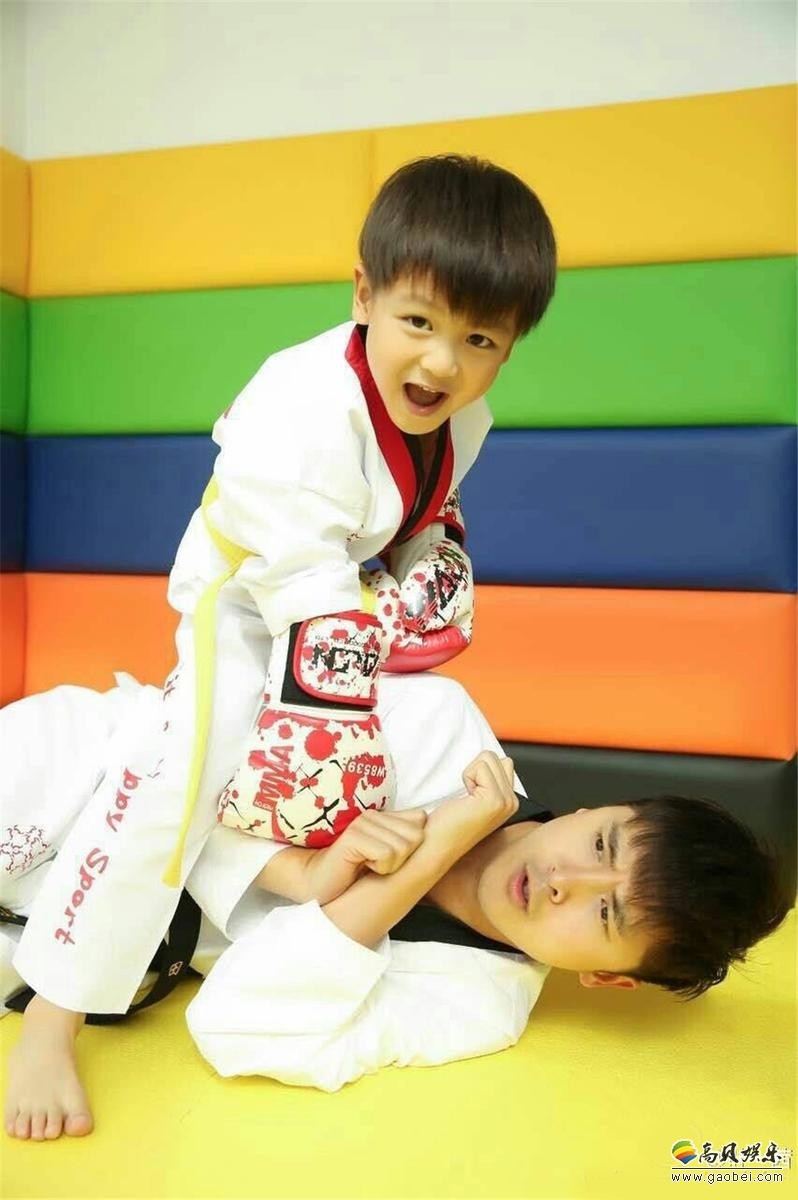 “森碗”小亮仔跆拳道服霸气，范儿十足？