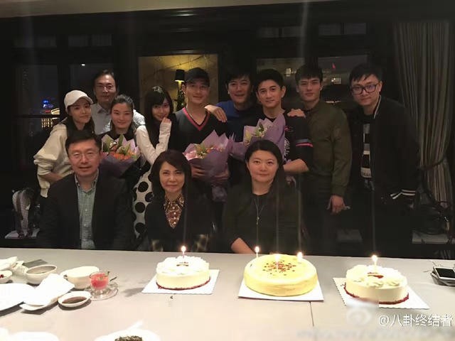 贤妻良母的Baby依偎在黄晓明身边？