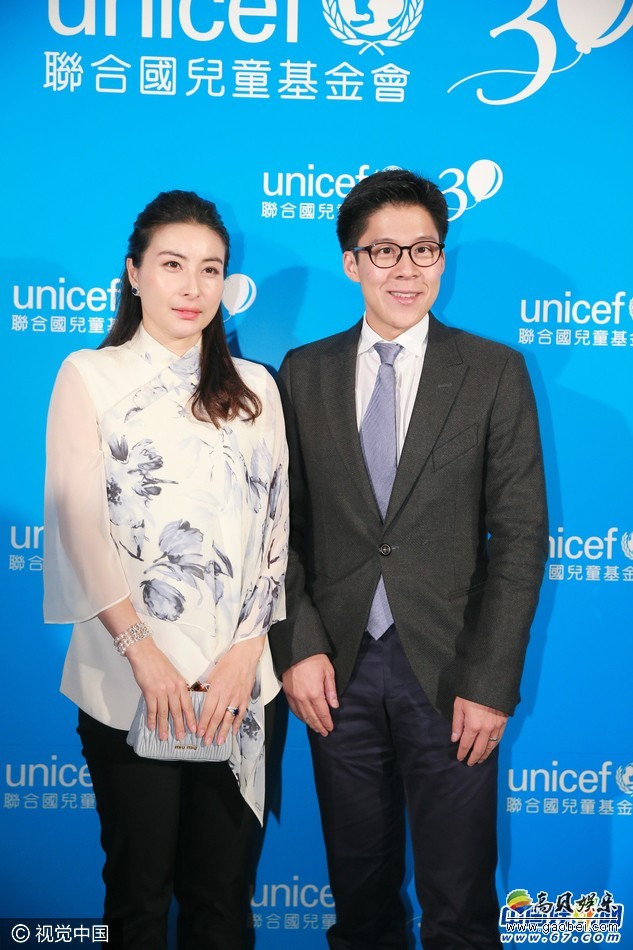 名人李嘉诚与徐子淇夫妇出席某慈善组织的30周年慈善晚宴
