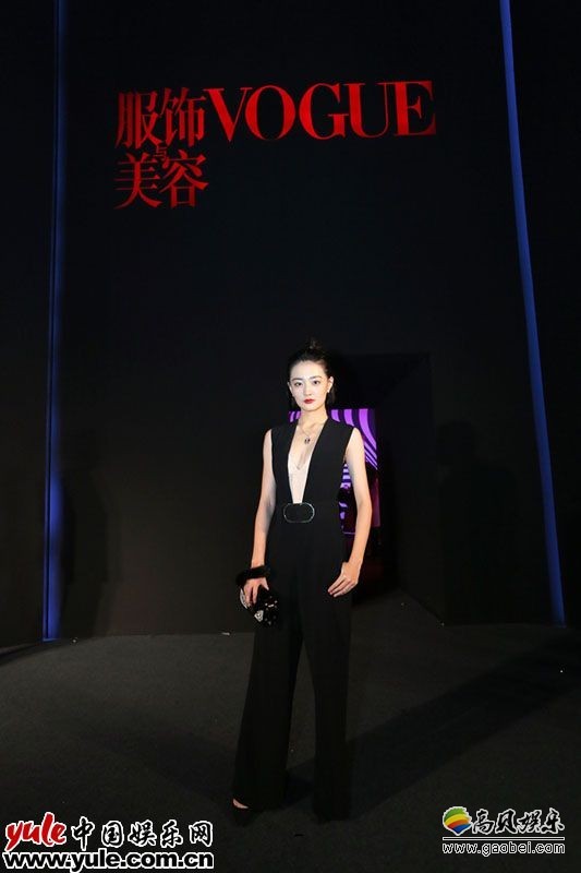 徐璐亮相Vogue红毯 深V连体裤干练