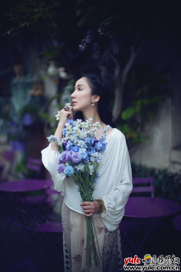 娄艺潇灵动似仙子 随性街头赤脚跳舞