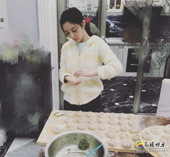 贤惠的李小璐包包子了？