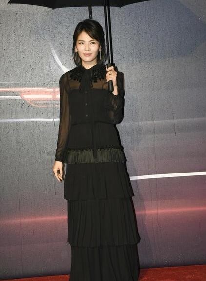 刘涛一身黑亮相了上海某活动？