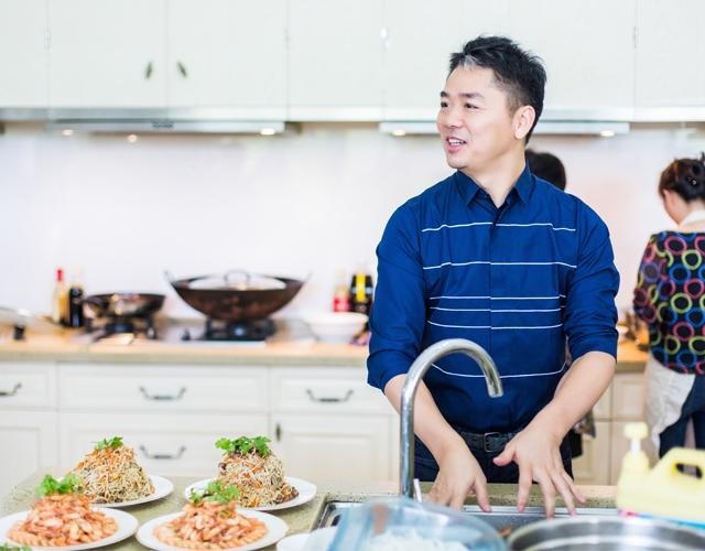 刘强东一展厨艺了？