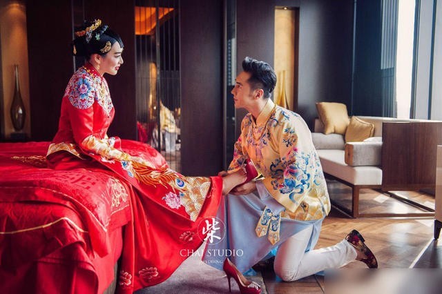 钟丽缇张伦硕的中式婚纱？