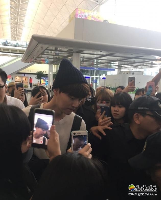 安宰贤为出席活动抵达在哪个国际机场？