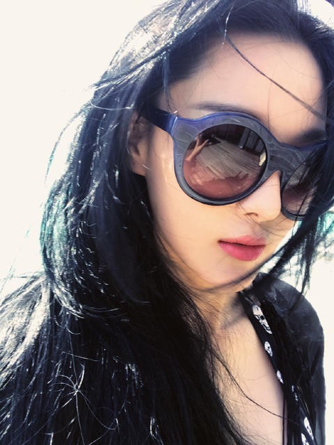 张馨予晒出海边游泳美照？