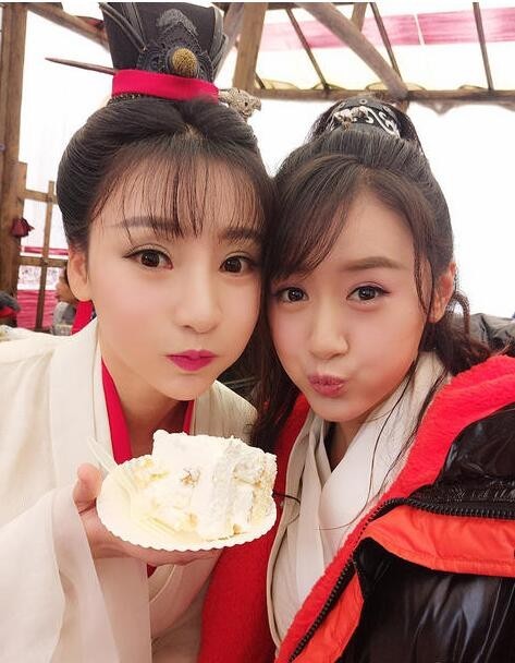 柳岩在《回到明朝当王爷之杨凌传》剧组庆生？