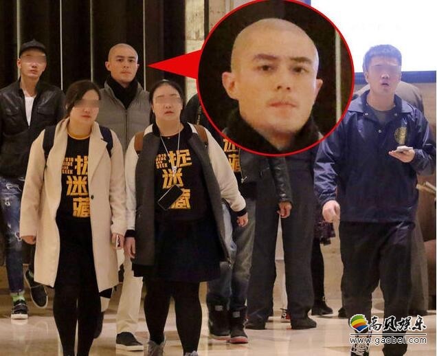 光头老干部十分抢眼?