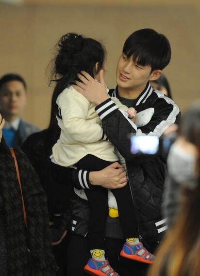 董力与“女儿”阿拉蕾抵达上海？