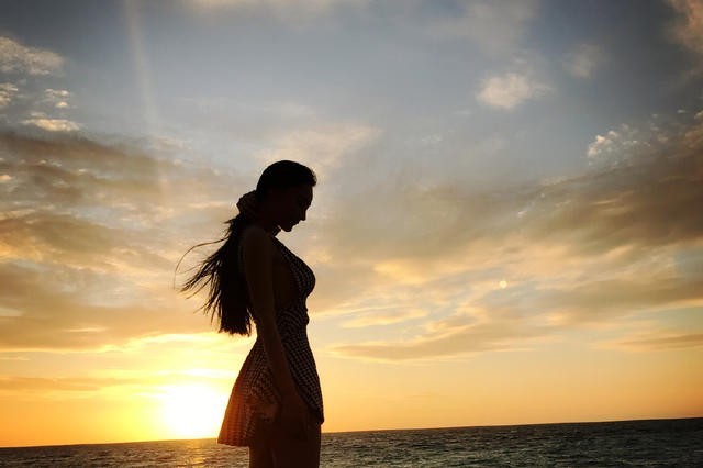 张馨予海边随拍上围太突出？