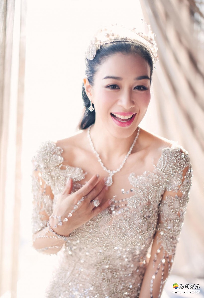 新娘子钟丽缇鱼尾婚纱奢华美艳？