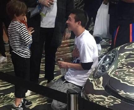 陈冠希在洛杉矶跪地与小朋友聊天？