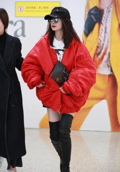杨幂穿红外套现身机场，机场变秀场了？