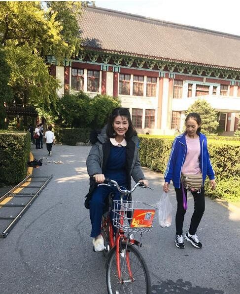 童蕾重返校园了？