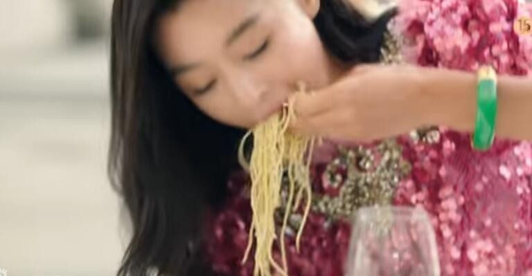 全智贤竟然用手吃意大利面？