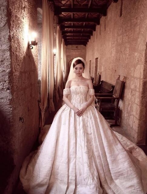张靓颖古堡婚纱照曝光了？